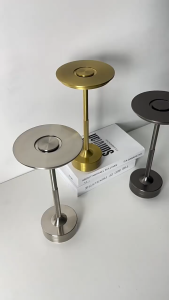 【จัดส่ง24ชม】โคมไฟตั้งโต๊ะ LED สามสี แบบไร้สาย เซนเซอร์สัมผัส ชาร์จไฟได้ สําหรับร้านอาหาร โรงแรม บาร์ ห้องนอน