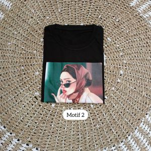 Anindya Fashion Presents Busana Muslim Wanita Atasan Kaos Hijab RQ Bahan Kaos Premium Motif Print Dengan Desain Variasi Lengan Pendek Look Kasual Basic Elegan Murah Blus Terbaru