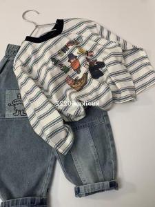 เสื้อยืดคอกลมแขนยาวสไตล์เกาหลีสำหรับเด็กผู้ชาย เสื้อชั้นในลายทางสำหรับฤดูใบไม้ผลิและฤดูใบไม้ร่วง เสื้อผ้าเด็กชายและเด็กหญิง