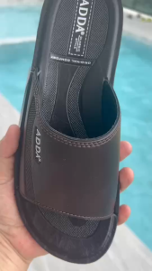 ADDA 7Q13 รองเท้าแตะผู้ชาย PU สวมสบาย ไซส์ 38-45 สีดำ/น้ำตาล/ขาว