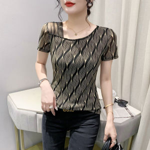 YIMEI เสื้อยืดผู้หญิงคอวีเฉียงพิมพ์ลายตัวอักษรเสื้อยืดผู้หญิงเข้ารูปพอดีอเนกประสงค์เสื้อยืดผ้าตาข่าย2023ฤดูร้อน