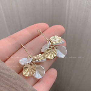 Golden Shell Flower Womens Earrings Luxury Sensation Earring Small Unique Design Stud Earrings Korean Style Alloy Jewelry