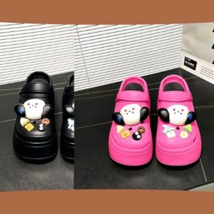 KDAShop HOT รองเท้าแตะหัวโตเสริมส้น มากับความสูงที่ฮิตมาก 3 นิ้ว วัสดุยางน้ำหนักเบาพื้นนิ่ม แถมฟรีชุดตัวติดลายหมา 1 ชุด พร้อมส่ง 5 สี ใครหาอยู่อย่ารอช้า ของหมดอดใส่เลยนะ