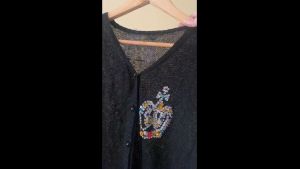 เสื้อมือสอง เสื้อไหมพรมถักบาง สีดำ กระดุมจริง