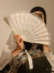 พัดปีกกระดาษพับลายลูกไม้สีขาวสไตล์จีนโบราณสำหรับถ่ายภาพ ชุดฮันฟู ชุดกี่เพ้า ชุดกระโปรงม้า ของตกแต่งสำหรับผู้หญิง
