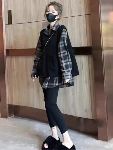 ชุดเสื้อเชิ้ตลายสก็อตสีดำและเสื้อกั๊กถักสำหรับผู้หญิง ชุดแฟชั่นฤดูใบไม้ผลิและฤดูใบไม้ร่วง ชุดสองชิ้นสไตล์ย้อนยุค