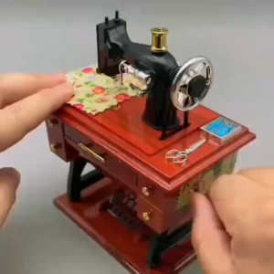 [MSIA SHIP] NOVELTY Vintage Retro Sewing Machine Music Box Classic Home Decor Ornament Valentines Gift Birthday Gift Wedding Gift Christmas Gift for Mum Mother Grandmother Love Ones Bestie Sister Daughter Girls Farewell Gift Retiremnt Gift Home Decor