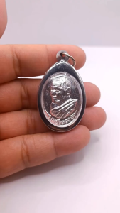 K488 เหรียญเหนือดวง หลวงปู่ศิลา หลวงปู่มหาศิลา สิริจันโท วัดโพธิ์ศรีสะอาด อ.เมือง จ.กาฬสินธุ์ ปี 2562 กรอบ สแตนเลส แท้ ขนาด 4x3 cm.