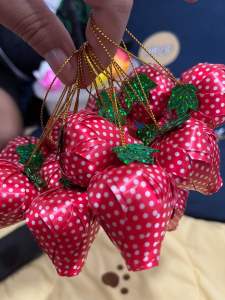 เหรียญโปรยทานสตอเบอรี่ สีสันสดใส 50 ชิ้น งานใส่เหรียญ 1 บาท พร้อมใช้งานทันที