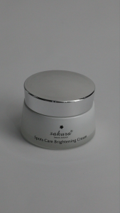 Bộ đôi kem trang điểm chống nắng CC Cream và kem dưỡng trắng da Spots Care Sakura 40ml + 45g