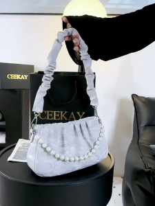 กระเป๋าสะพายไหล่สตรีเล็ก 2025 ดีไซน์พิเศษ กระเป๋าสะพายเฉียงสไตล์บูติก วัสดุชั้นดี จีบเป็นคลื่นเหมือนเมฆ สีสันทันสมัย