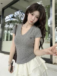 Áo Thun Modal Cổ Chữ V Tay Ngắn Thêu Hoa Kẻ Sọc Màu Xám Cho Nữ Mùa Hè Mới Ngọt Ngào Cay Nồng Áo Ngắn