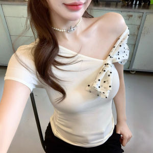 เสื้อยืดแขนสั้นคอเฉียงลายจุดสีขาวสไตล์ฝรั่งเศสสำหรับผู้หญิง ทรงเข้ารูป เสื้อแฟชั่นฤดูร้อน สไตล์เกาหลี คอเหลี่ยม แขนสั้น