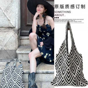 Japanese Stelu Zhong Chuxi Same Style Black and White Minimalist Woven Bag Womens Contrast Color Large Capacity Casual Shoulder Handbag