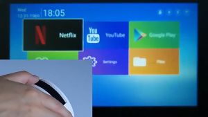 Portable Android 11.0 50,000-hour lifetime Dual WiFi6 Bluetooth 5.0 1080P Small and easy to carry Low noise with built-in automatic up and down trapezoid Android projector