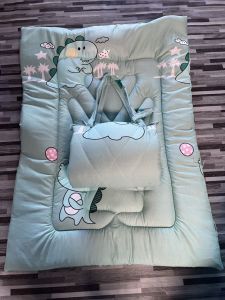 ที่นอนเด็กอนุบาล มีหมอนในตัว แบบผูกเชือก ขนาด 110*85 ซม