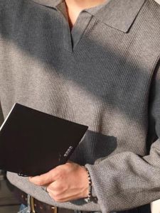 เสื้อโปโลคอปกไหมพรมถักสไตล์ย้อนยุคแบบอเมริกันสำหรับผู้ชาย เสื้อสเวตเตอร์แขนยาวทรงสลิมฟิต ลายทาง ผ้าฝ้ายผสมโพลีเอสเตอร์