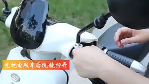 Kẹp điện thoại  giá đỡ gắn chân gương xe máy kim loại tiện lợi.