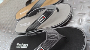 รองเท้าแตะแบบคีบรุ่นใหม่สำหรับฤดูร้อน มี 3 สี ทำจากวัสดุยาง กันลื่น ป้องกันกลิ่นอับ ทนทานต่อการสึกหรอ สวมใส่สบาย