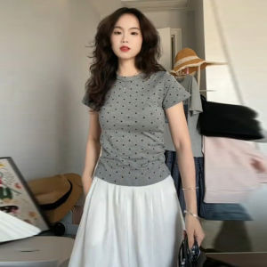 Áo Thun Tay Ngắn in Họa Tiết Chấm Bi Phong Cách Hàn Quốc Dành Cho Nữ Mùa Hè Thiết Kế Mới Ôm Vừa Vặn Tôn Dáng Ngắn