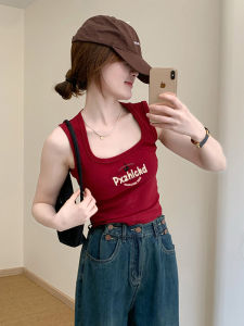 เสื้อกั๊กแขนกุดสีแดง ทรงสลิมฟิต สำหรับผู้หญิง ฤดูร้อน 2025 ใหม่ ใส่กลางแจ้ง ดีไซน์กระชับสัดส่วน เสื้อสั้น