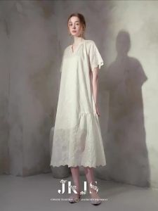 JK＆JS | Đầm Dài Cổ V Tencel Thêu Lụa