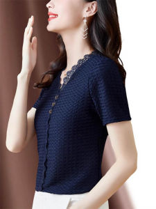 WANGGONGZHU | เสื้อยืดคอวีลูกไม้สไตล์ฝรั่งเศสสำหรับผู้หญิงในช่วงฤดูร้อนปี 2025 ดีไซน์ใหม่ เสื้อผ้าทำงานสไตล์เกาหลีหลวมๆ สีสันสดใส