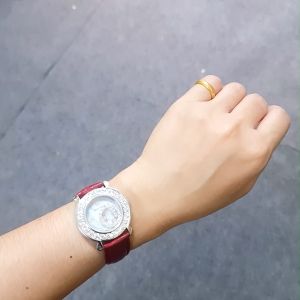 นาฬิกาข้อมือผู้หญิง Royal Crown แท้100% สายหนังแท้หน้าปัดมุกประดับเพชร CZ ประดับกันน้ำรับประกัน1ปีจัดส่งพร้อมกล่องครบ