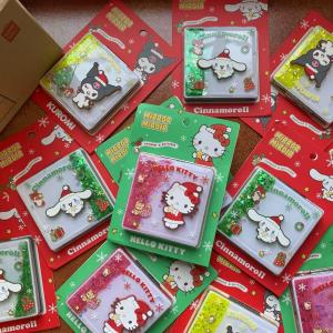 Sanrio Characters 2X Magnifying Glass Folding Mirror กระจกพับสำหรับเติมเครื่องสำอาง ขนาดพกพา ลายฤดูใบไม้ผลิ ของเล่น ของตกแต่งบ้าน ของเล่น