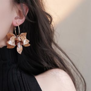 เรียบหรู ข้อมือหูวินเทจฝรั่งเศสนมอ่อนโยน สีกาแฟ ขดลวดยุงเรซิน ดีไซน์ เครื่องประดับแฟชั่นที่ไม่ซ้ําใครสําหรับผู้หญิง