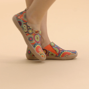 UIN Toledo I รองเท้าแฟชั่นรองเท้าเดินทางของผู้หญิงสีสันสดใสรองเท้าผ้าใบสไตล์เรโทรน้ำหนักเบา