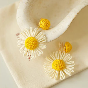 Spring Summer New Knitted Small Flower Earrings Womens Unique Design High Quality Versatile White Enhancing Ear Jewelry