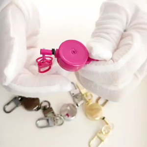 CA ห่วงโลหะกันขโมย21มม. ดึงได้ง่ายที่แขวนกุญแจได้พวงกุญแจยืดหยุ่นชิ้นส่วนพยาบาลพวงกุญแจแบบยืดหดได้แบบสปอร์ต