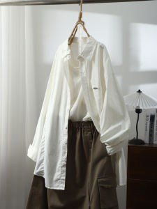 เสื้อเชิ้ตแขนยาวทรงหลวมสไตล์ลำลองสำหรับผู้หญิง ฤดูใบไม้ร่วง 2023 ดีไซน์ใหม่พร้อมกระเป๋าโลหะขนาดใหญ่ ความยาวปานกลาง