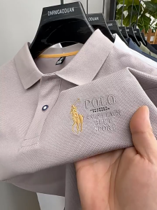 Laz Johnn เสื้อโปโลปักลายผู้ชายเสื้อยืดแขนสั้นทรงหลวมสำหรับธุรกิจลำลองแฟชั่นใหม่แมทช์ลุคง่าย