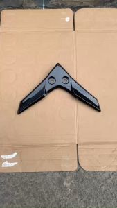 Chữ V gắn mặt na xe EXCITER đời 2010 màu đen bóng