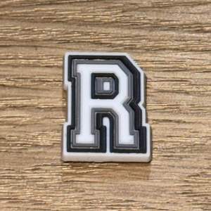 charm A-Z 0-9 จิ๊บบิท ตัวอักษร ตัวเลข ติดรองเท้า ตัวติดรองเท้า (1 ชิ้น)