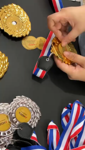 Plastic Hanging Medal with Lanyard/Johan/Cenderamata/Hadiah/Award/Trophy/Pingat leher/Gift/吊牌