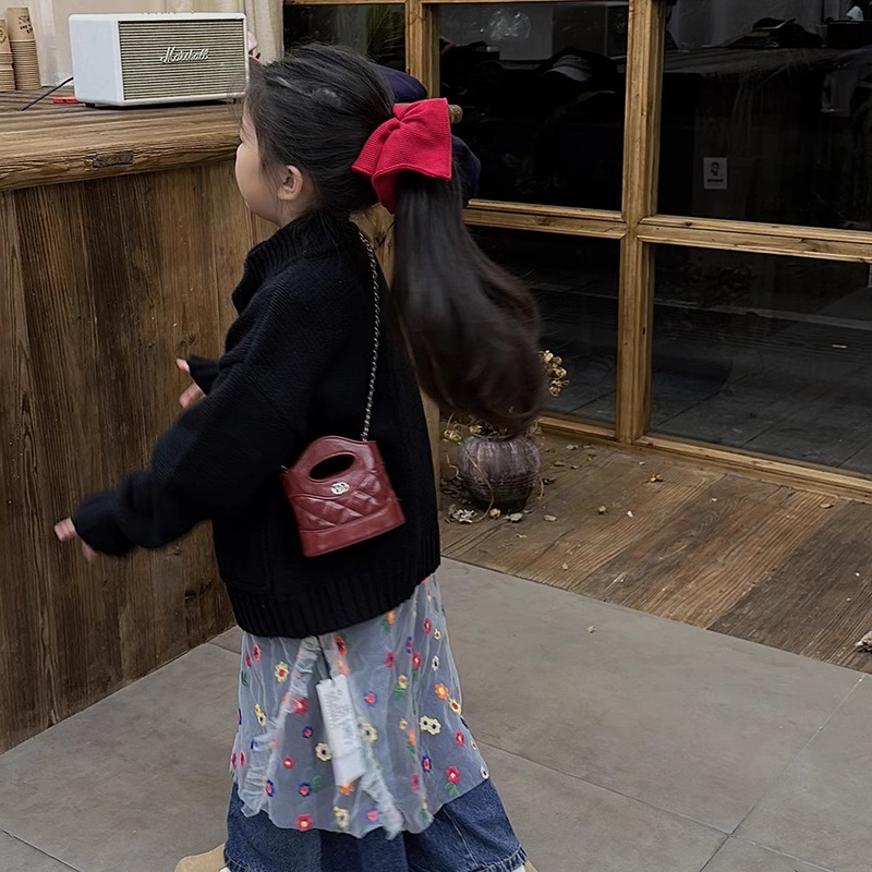 Làm thế nào để chọn túi đeo chéo cho trẻ em phù hợp mà không làm đau lưng con?