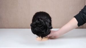 คลิปหนีบผมโดนัทสำหรับผู้หญิงขนมปังผมหยิกสั้นยุ่งวิกผมสังเคราะห์วิกผม น้ำเกลือ เสริมความสวยใบหน้า