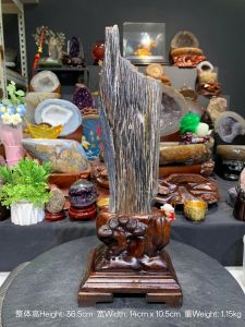 fossil tree 💯天然玉化树化玉🪵 黑树化玉👍  固守财库、辟邪化煞  整体高Height: 36.5cm  宽Width: 14cm x 10.5cm  重Weight: 1.15kg  📍Johor Bahru 区可自行取货或邮寄服务