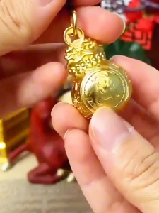 已开光 招财 日进斗金十二生肖金元宝钱袋子汽车钥匙扣可旋转招财进宝挂件挂饰礼物 Zodiac Gold Ingot Money Bag Car Key Chain Can Be Rotated To Make Money and Treasure Pendant Hanging Decoration Gift