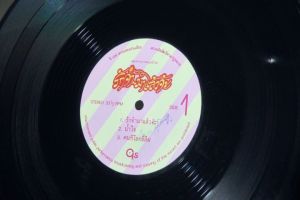 1 แผ่นเสียง 12นิ้ว D75 รักจ๋า มาแล้วจ๊ะ 6เพลง แผ่นNMริ้วรอยบาง เสียงรบกวนมีน้อยนิดไม่มีรอยลึก แผ่นล้างทำความสะอาดแล้ว ปกแจกเจาะรูลาเบล VG+มีตำหนิขอบนิดหน่อย ขอบไม่ขาด สันไม่ทะลุ