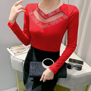 Yimei 2023 mùa thu mới công nghiệp nặng cán nóng Lưới Kim Cương T-Shirt Thiết kế thời trang cảm giác rỗng v-cổ Tay áo dài áo đỏ