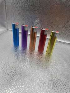 Bật lửa khè vỏ sắt hàng màu (tròn) JR-8016 (1 cây - màu giao ngẫu nhiên)