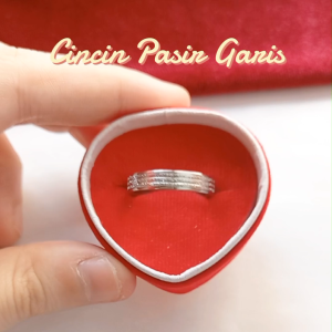 Cincin Titanium Wanita Pria Couple Anti Luntur - Anti Karat Model Pasir Garis Baru Bonus Kotak Perhiasan - Lovelybutik