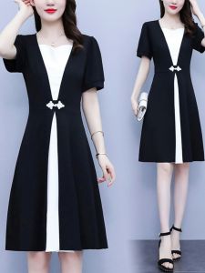 พลัสไซส์ ผู้หญิง ฤดูร้อน รูปแบบใหม่ พรางหุ่น สีคอนทราสต์ฝรั่งเศสที่ท้าอายุ ทรงเอ กระโปรงคอวีแขนสั้น