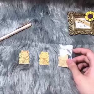 Sticker Mèo Thần Tài Màu Vàng 24K Dán Ốp Lưng Điện Thoại May Mắn Mang Tài Lộc Đón Bình An