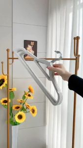BECORATE 10PCS Non-slip Velvet Hangers: A Durable & Space-saving Solution