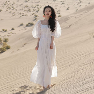 ชุดเดรสชายหาดสําหรับใส่ไปริมทะเลในวันหยุดเดรสยาวใส่แล้วดูผอมนางฟ้าสุดๆสําหรับผู้หญิงเดรสสีขาวคอเหลี่ยมแขนบิชอป